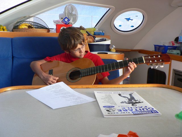 19- Bastien apprend la guitare 